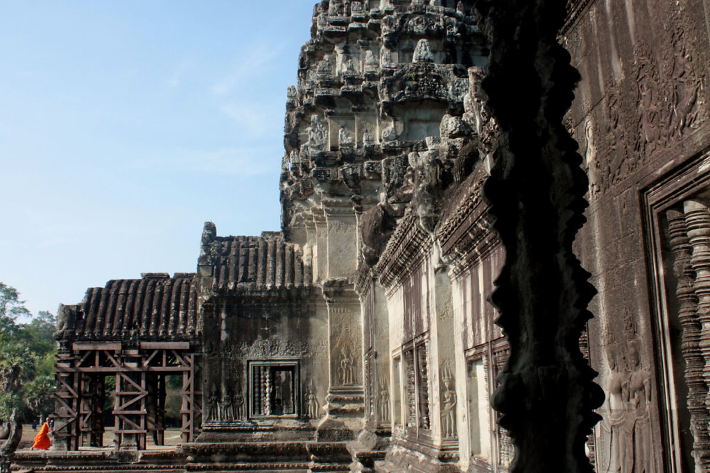 Angkor-Wat-monk-temple.jpg