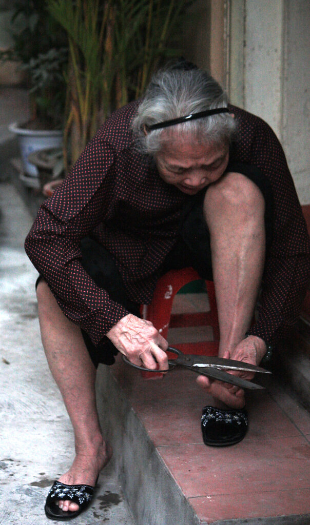Ho-Chi-Minh-nail-cutting.jpg