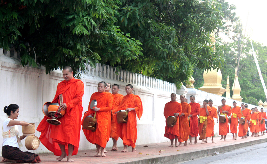 Laos-Buddhist-Monks.jpg