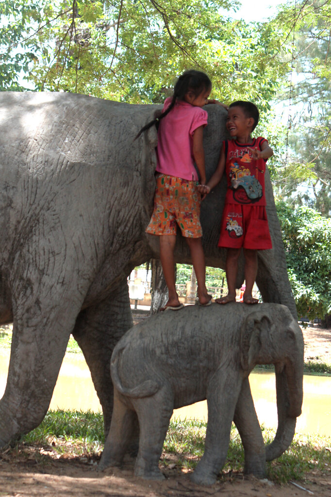 Phnom-Penh-kids-statue.jpg