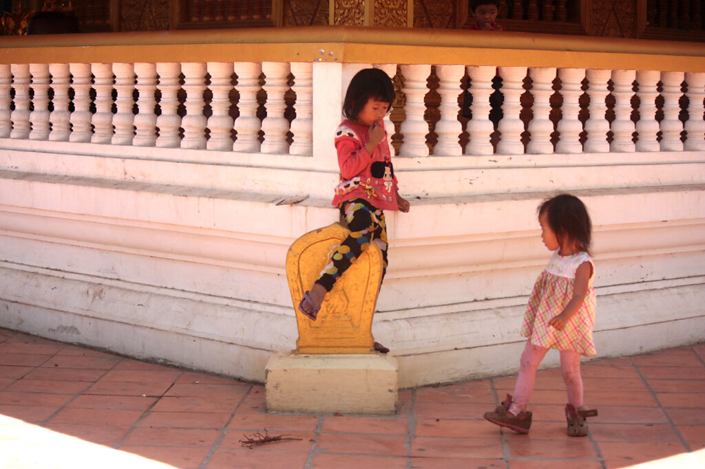 Phnom-Penh-temple-kids.jpg