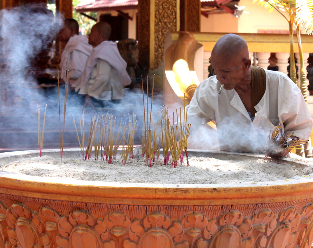 Phnom-Penh-temple-man.jpg